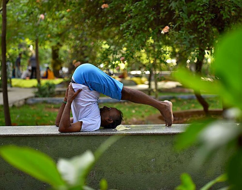 Un hombre, en un parque de Chennai. 