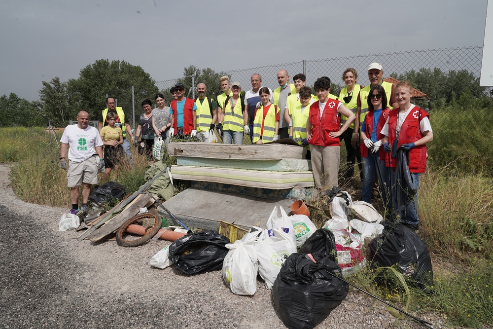 Recogida y reutilización de basura en las orillas del río Pisuerga.