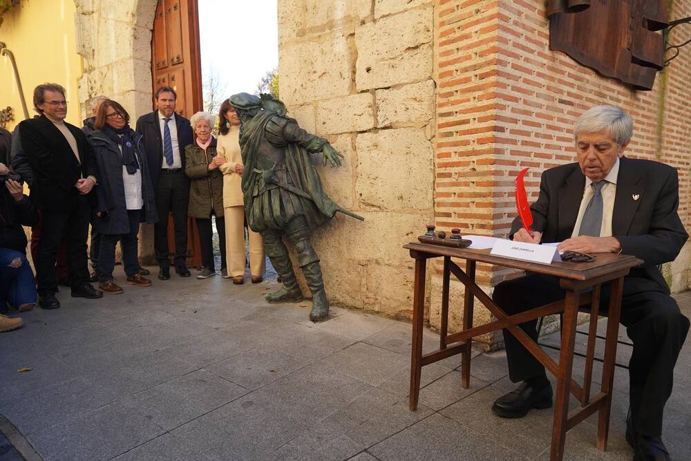 El alcalde de Valladolid inaugura la escultura de don Juan Tenorio  / AYUNTAMIENTO DE VALLADOLID