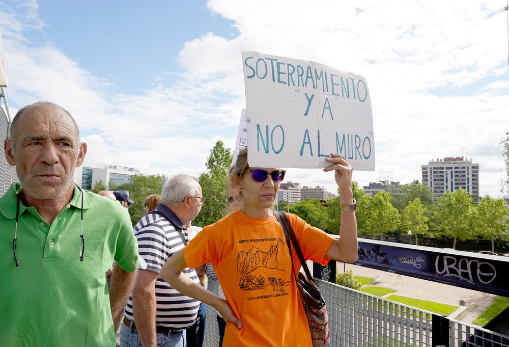 'Marcha contra el muro' de la Plataforma Soterramiento Ferrocarril.  / LETICIA PEREZ