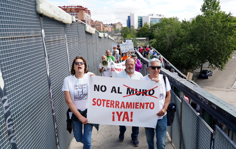 'Marcha contra el muro' de la Plataforma Soterramiento Ferrocarril.  / LETICIA PEREZ