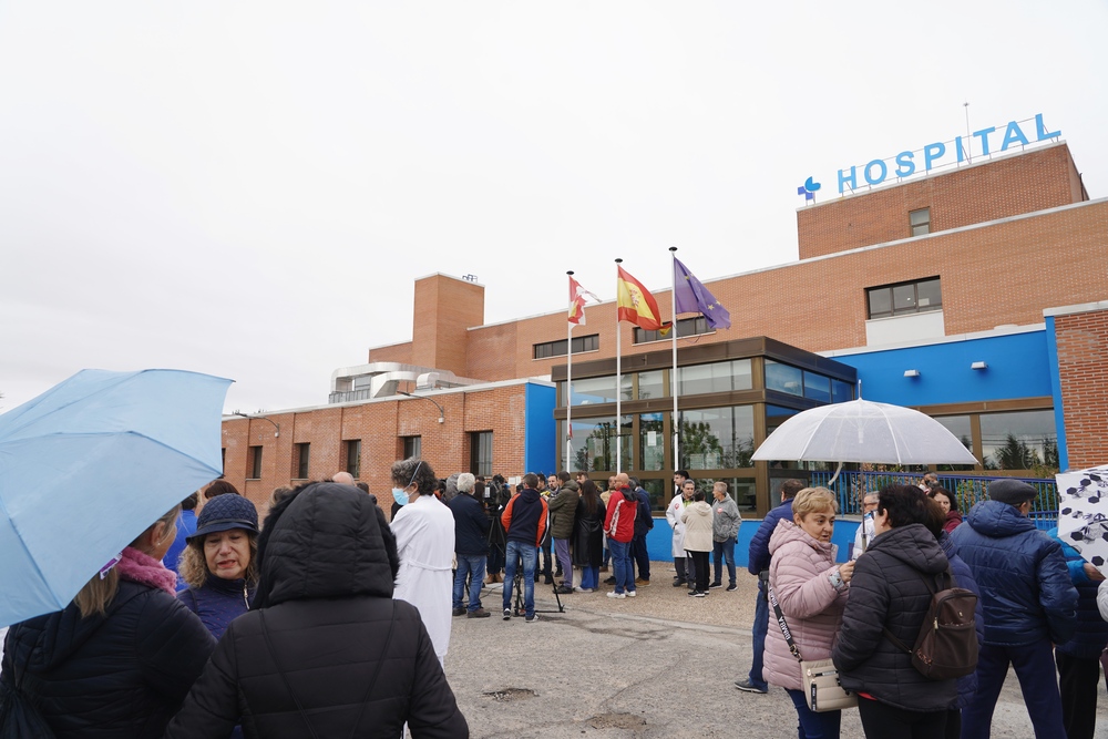 Concentración en defensa del hospital comarcal de Medina del Campo  / MIRIAM CHACÓN / ICAL