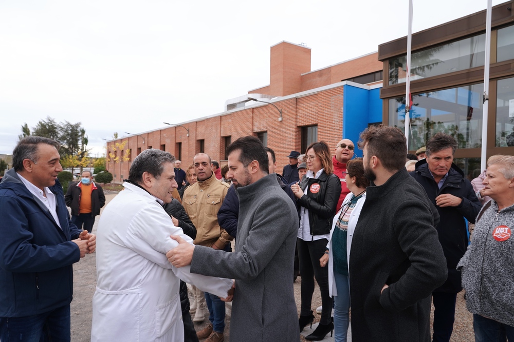 Concentración en defensa del hospital comarcal de Medina del Campo  / MIRIAM CHACÓN / ICAL