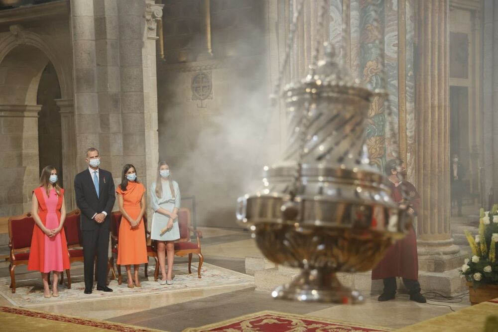 Los reyes, la princesa de Asturias y la infanta Sofía asisten a la ofrenda al apóstol Santiago  / LAVANDEIRA