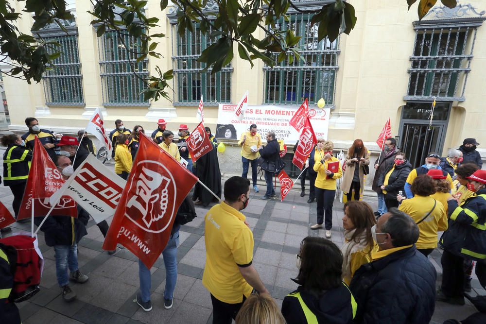 Los sectores postales de CCOO y UGT se movilizan en Valladolid para denunciar el abandono de Correos en Castilla y León.