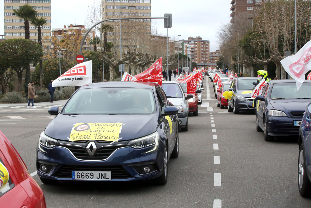 Los sectores postales de CCOO y UGT se movilizan en Valladolid para denunciar el abandono de Correos en Castilla y León.  / RUBÉN CACHO ICAL