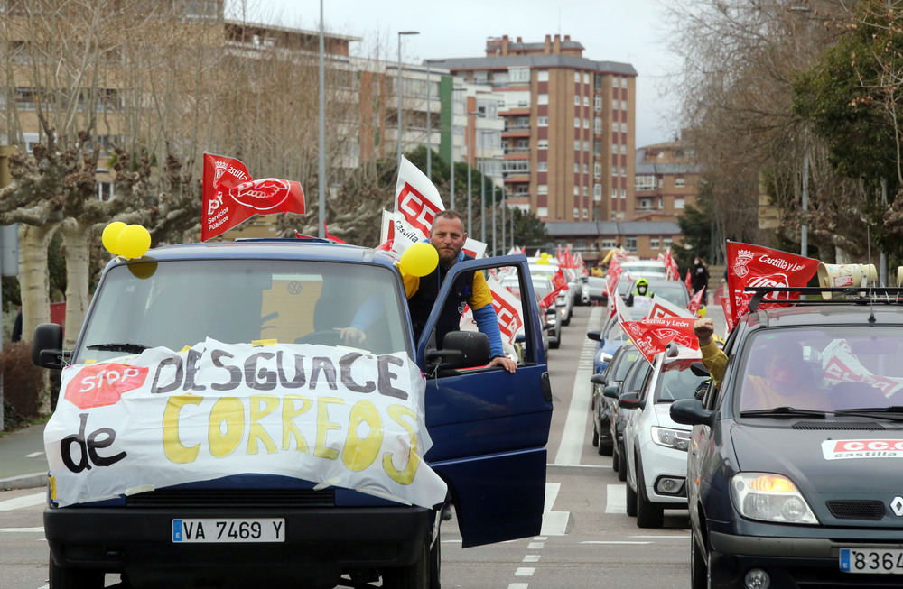 Los sectores postales de CCOO y UGT se movilizan en Valladolid para denunciar el abandono de Correos en Castilla y León.  / RUBÉN CACHO ICAL