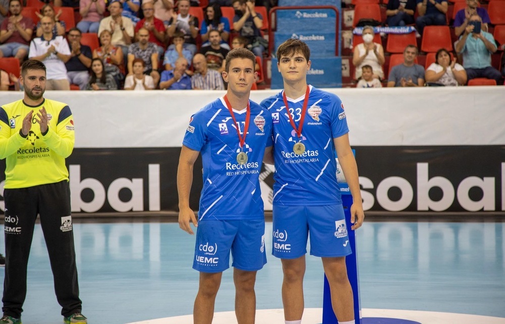 Reconocimiento jugadores Pablo Herrero y Alejandro Pisonero, oro en el Europeo juvenil con España.