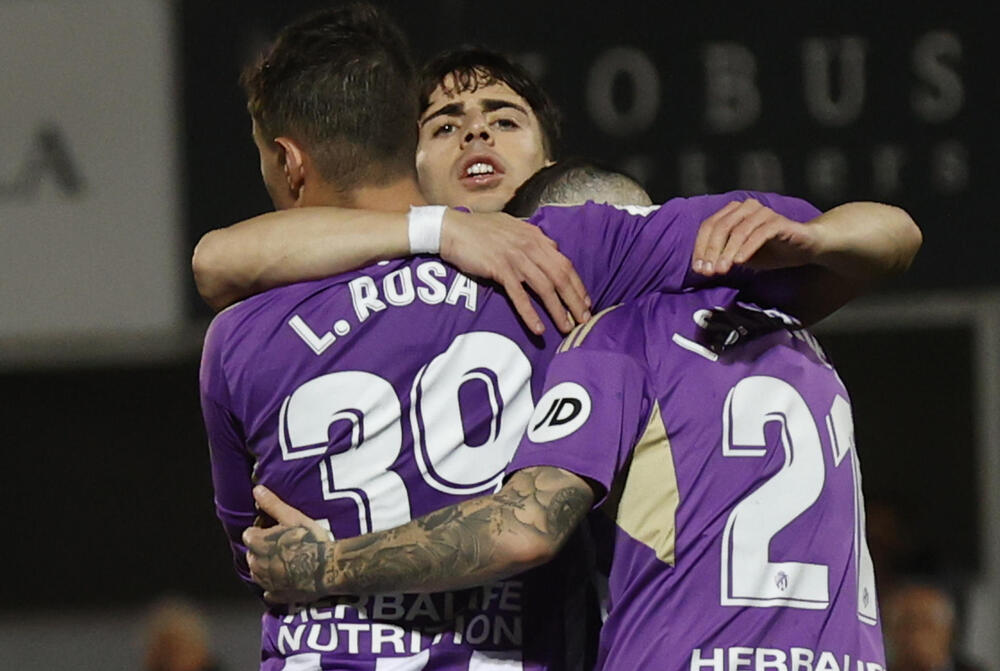 Aguado se abraza con Lucas Rosa e Iván Sánchez, tras el 1-3 ante el Arenas en Copa.