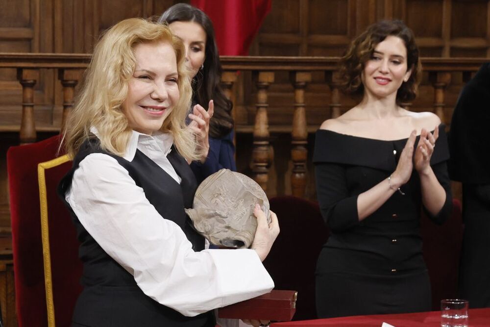 La actriz hispanoargentina Cecilia Roth sonríe tras recoger el Premio Cervantes en nombre de la escritora uruguaya Cristina Peri Rossi