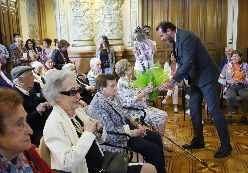 El homenaje del Ayuntamiento de Valladolid con motivo del Día Internacional de las Personas de Edad reúne a 22 centenarios en el Salón de Recepciones.
