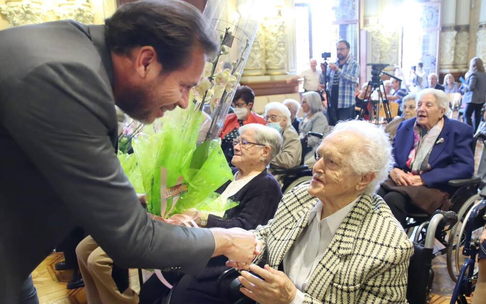 El Ayuntamiento rinde homenaje a las personas de mayor edad de Valladolid  / AYUNTAMIENTO DE VALLADOLID