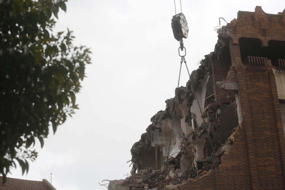 Demolición de la antigua residencia de las Hermanas Oblatas