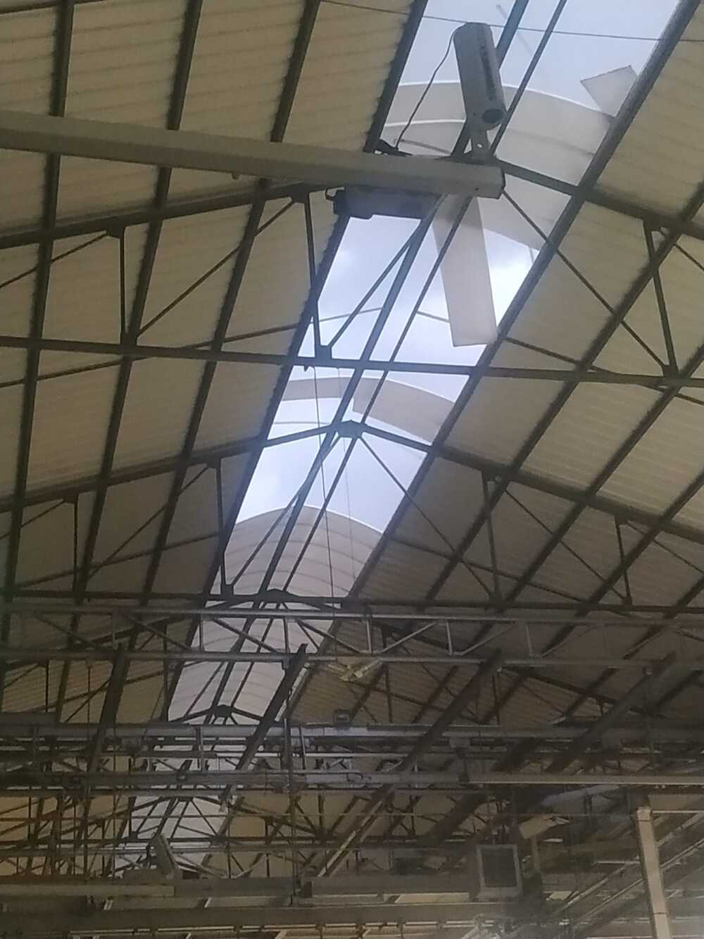 Desperfectos en el tejado de Iveco.
