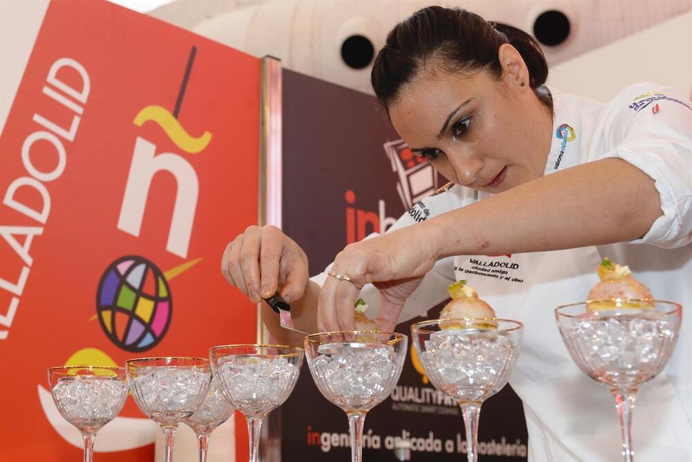  La cocinera Palmira Soler, del restaurante '5 Gustos' de Valladolid, prepara el plato 'Cóctel de gambas', con el que participa en el XVIII Concurso de Nacional de Pinchos y Tapas.  / EFE