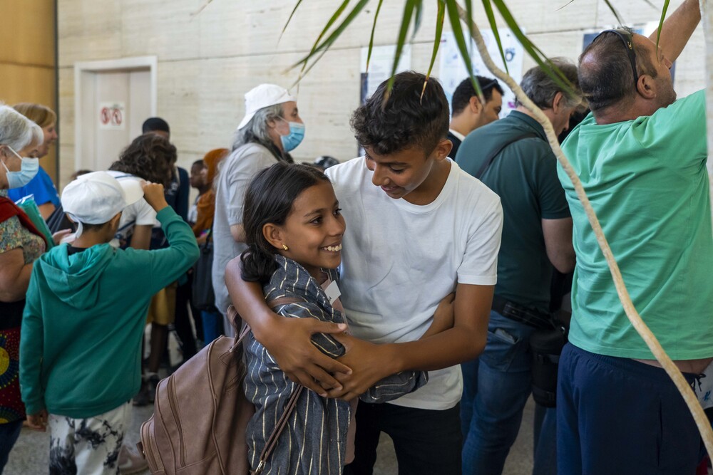 Llegada de 136 niños saharauis al aeropuerto de Valladolid para pasar el verano con familias de Castilla y León