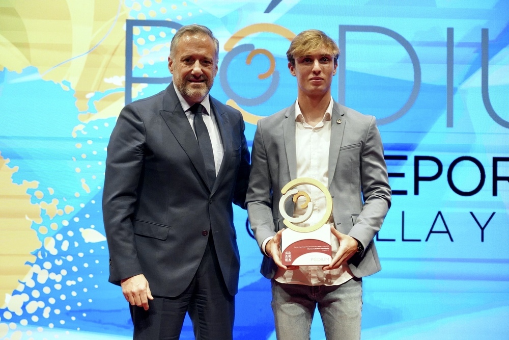  El piragüista Marcos Caballero recoge el premio al mejor deportista promesa de los Premios Pódium del Deporte.