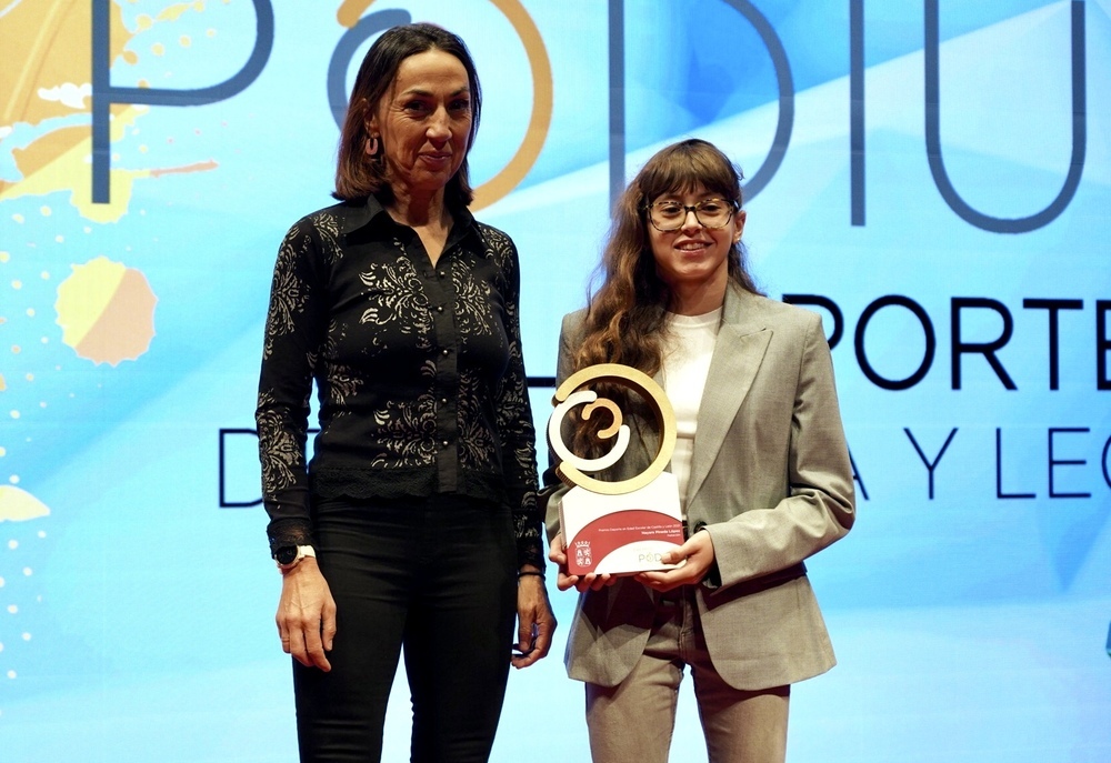 La nadadora Marta Fernández recibe el premio en la categoría Deporte y Discapacidad de Castilla y León de los Premios Pódium del Deporte.