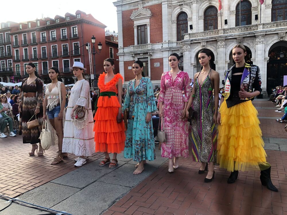 'Festiva' arranca con éxito y llena la Plaza Mayor de moda