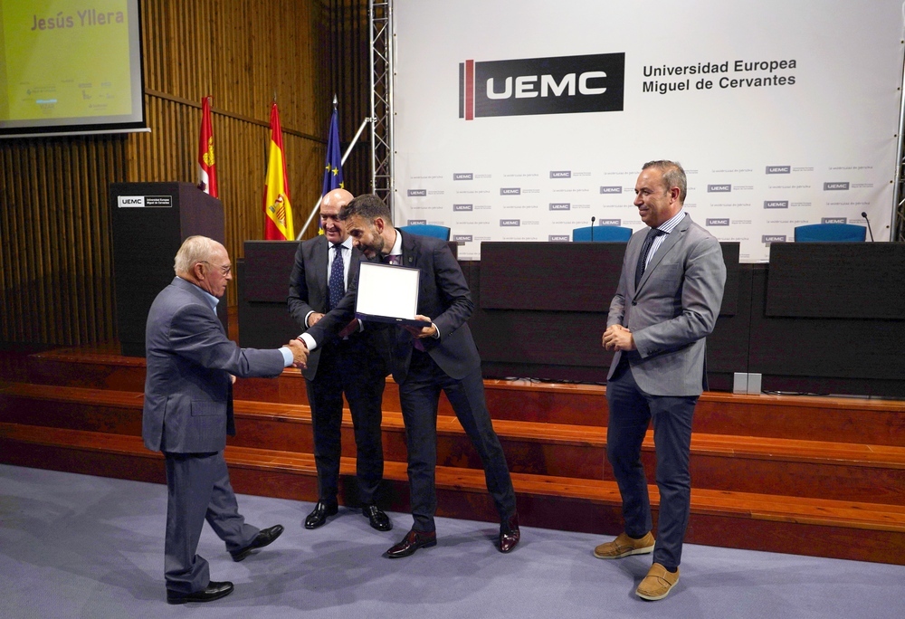 Jesús Yllera recoge el premio Fundación UEMC