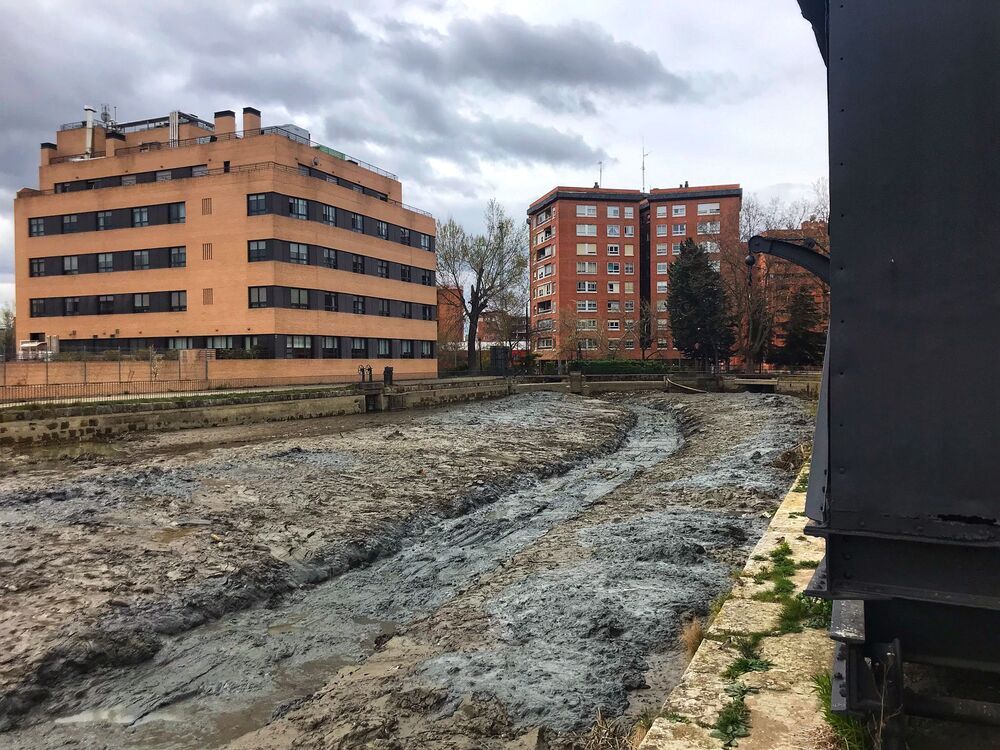 Dársena del Canal de Castilla vaciada para su rehabilitación 