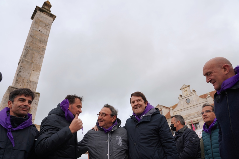 El presidente de la Junta, Alfonso Fernández Mañueco, junto al presidente de la Fundación Castilla y León, Juan Zapatero; el alcalde de Villalar, Luis Laguna, y el consejero de Presidencia, Jesús Julio Carnero.  / MIRIAM CHACN ICAL