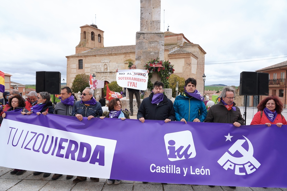 Izquierda Unida Castilla y León, con su coordinador autonómico, Juan Gascón.  / MIRIAM CHACN ICAL