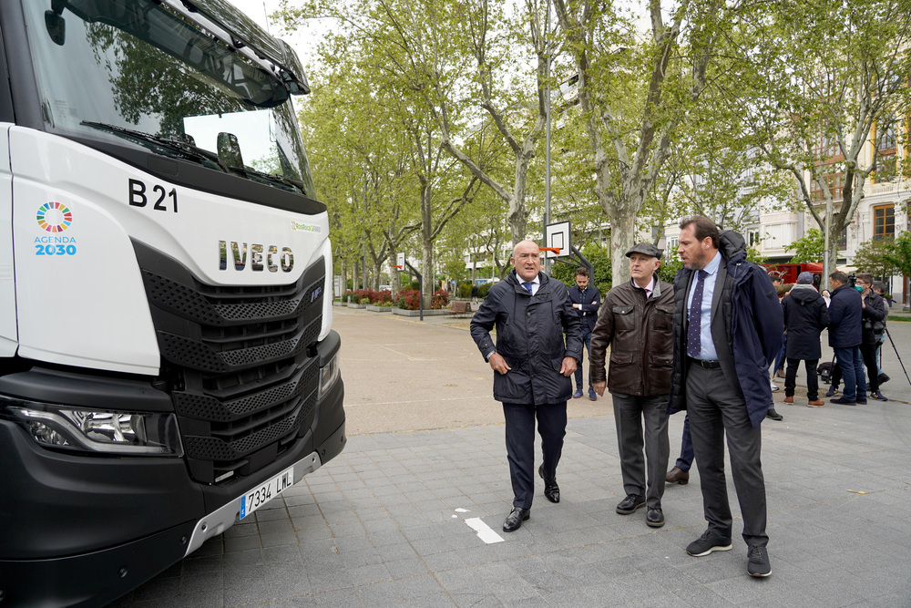 El consejero de la Presidencia entrega seis camiones de recogida de residuos  / LETICIA PÉREZ / ICAL