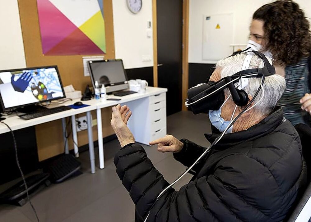 Uno de los usuarios observa el movimiento de sus manos en una pantalla de ordenador a través de un dispositivo de realidad virtual.