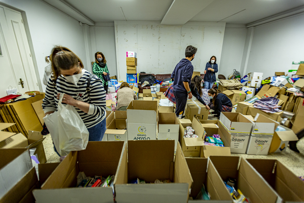 Recogida de alimentos ropa y medicinas en Valladolid para los refugiados de Ucrania en la calle Divina Pastora, 3.