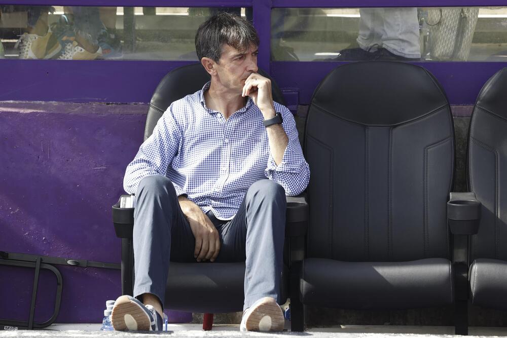 Pacheta, en el banquillo durante el Real Valladolid-Betis.  / EFE