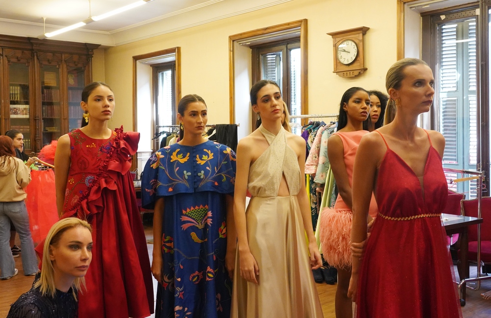 Desfile con los diseñadores participantes en el 'showroom' de Seminci