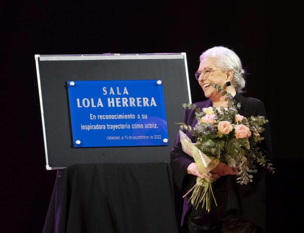 Lola Herrera da nombre a una sala del colegio Teresianas.  / ICAL