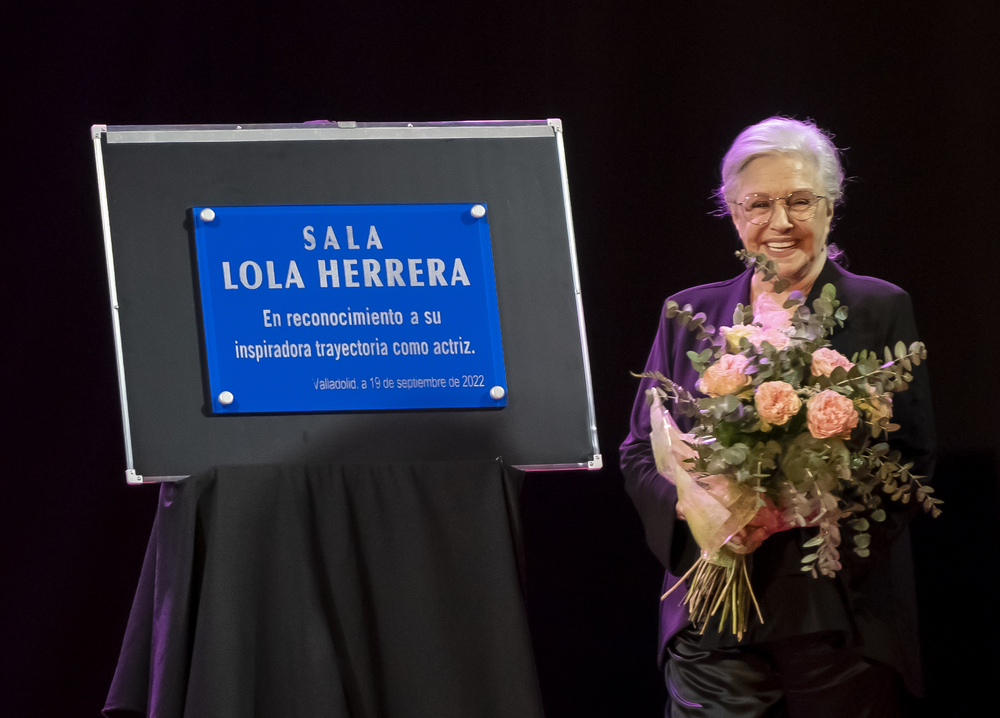 Lola Herrera da nombre a una sala del colegio Teresianas.  / ICAL