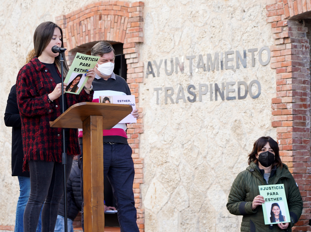 Concentración en la plaza Mayor de Traspinedo por la muerte de Esther López.  / LETICIA PEREZ