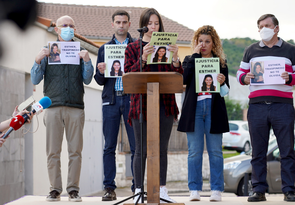 Concentración en la plaza Mayor de Traspinedo por la muerte de Esther López.  / LETICIA PEREZ