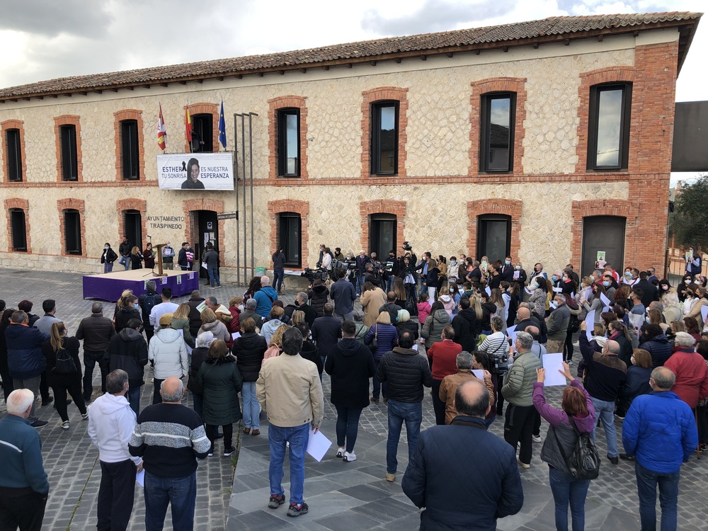Imagen de archivo de un concentración en la plaza Mayor de Traspinedo por la muerte de Esther López.  / LETICIA PÉREZ (ICAL)