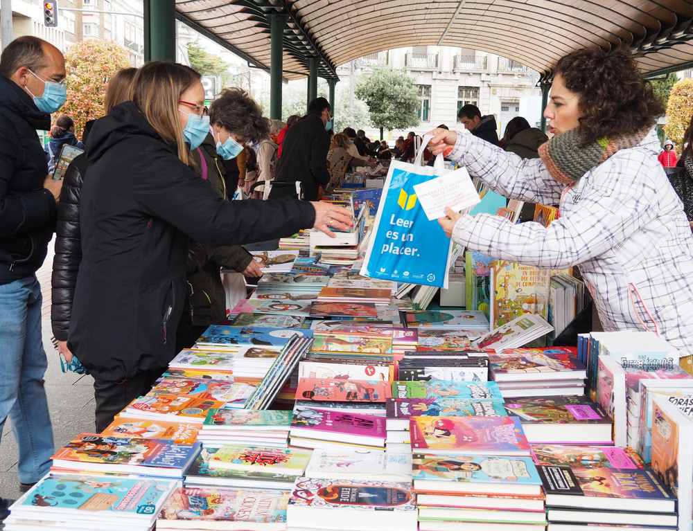 Imagen de la Plaza de España, donde 23 librerías se han dado cita por el Día del Libro.