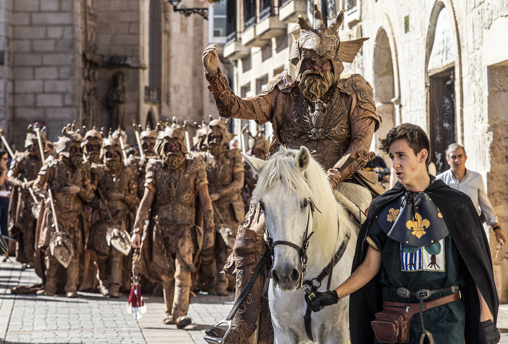 Los desfiles medievales y los mercadillos volverán a llenar este fin de semana las calles de la capital burgalesa para rendir tributo a El Cid Campeador, como ocurrió en ediciones anteriores del festival. 