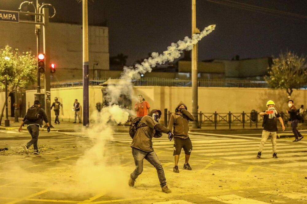 Enfrentamientos entre policías y manifestantes en Lima  / ALDAIR MEJÍA