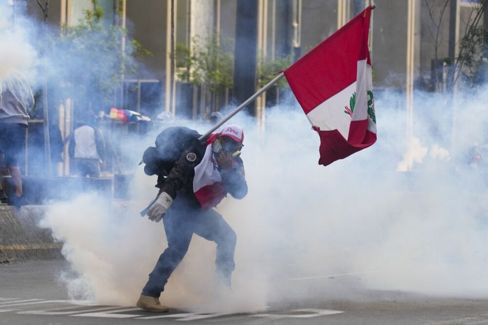 Proteste e scontri in Peru contro l'arresto del Presidente Castillo  / ASSOCIATED PRESS/LAPRESSE