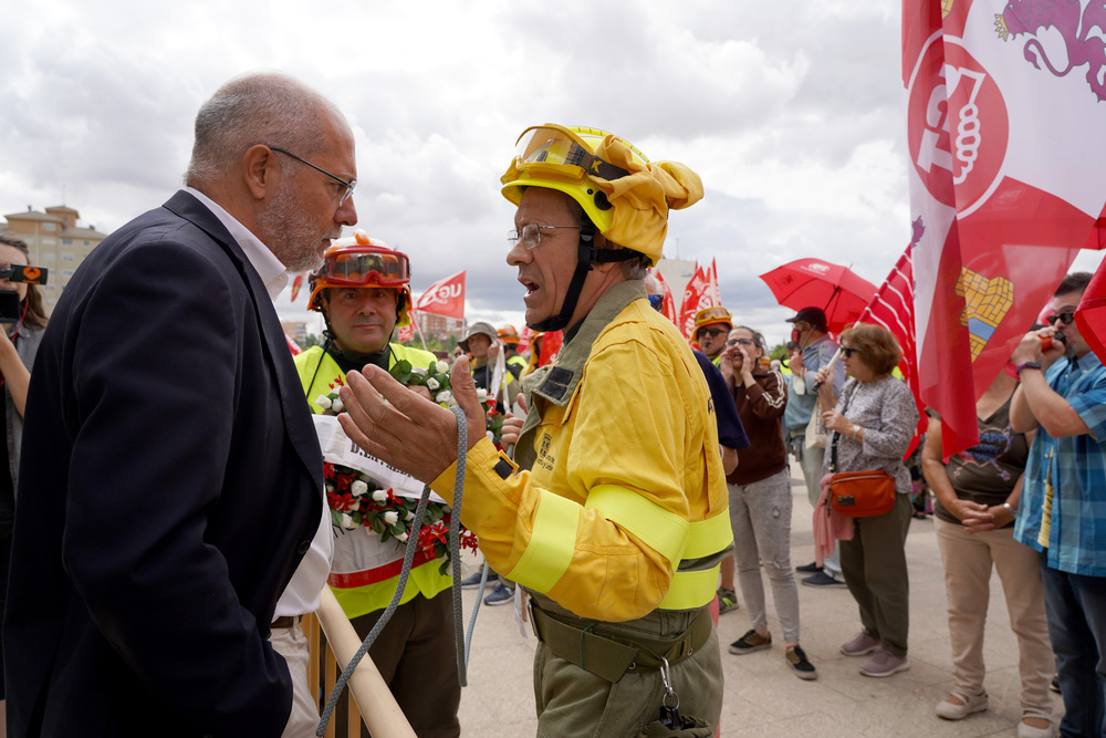 Los trabajadores de incendios forestales se concentran en las Cortes  / LETICIA PÉREZ / ICAL
