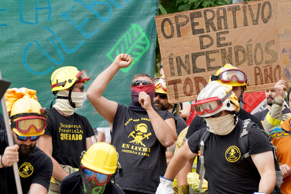 Los trabajadores de incendios forestales se concentran en las Cortes  / LETICIA PÉREZ / ICAL