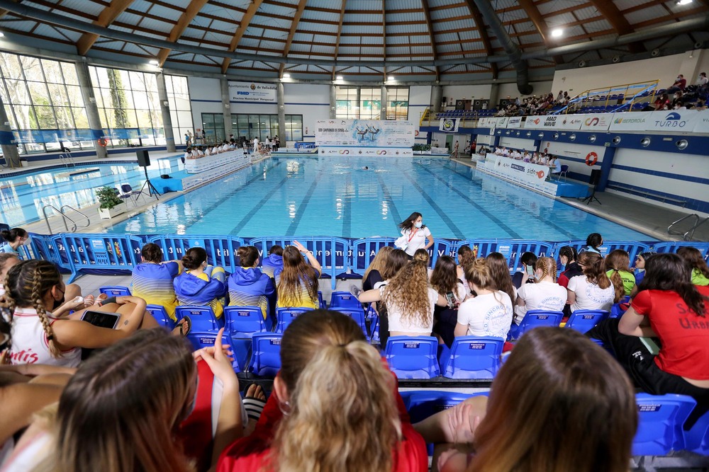 XXII Campeonato de natación artística de invierno sénior y junior que se celebra estos días en la piscina de Parquesol.  / MONTSE.ALVAREZ