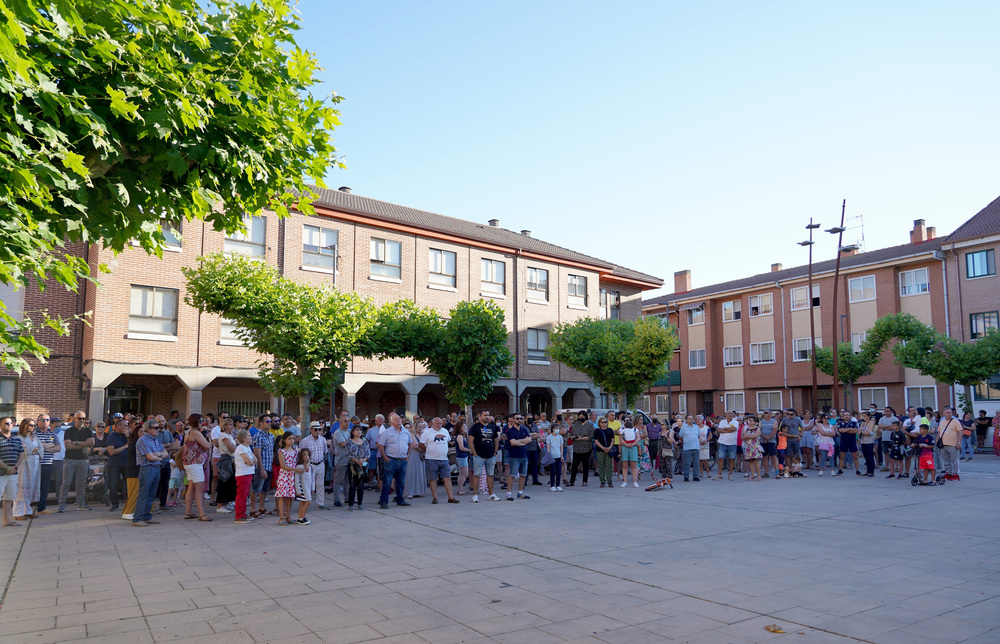 Los vecinos de Santovenia muestran su apoyo a la Guardia Civil