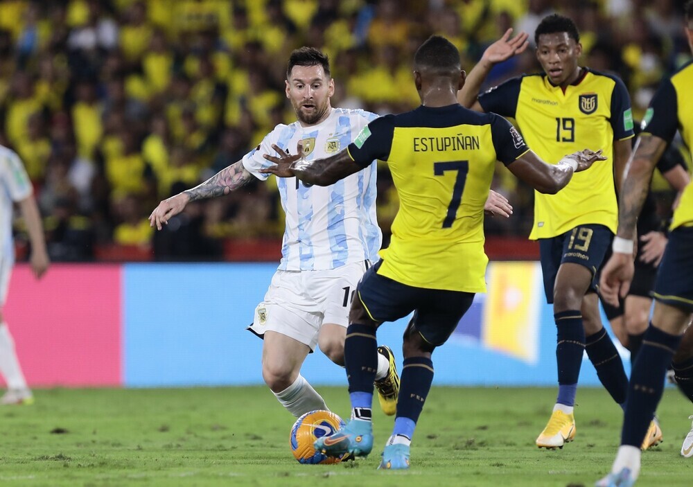 Gonzalo Plata, detrás de Messi, en el partido de Ecuador contra Argentina.