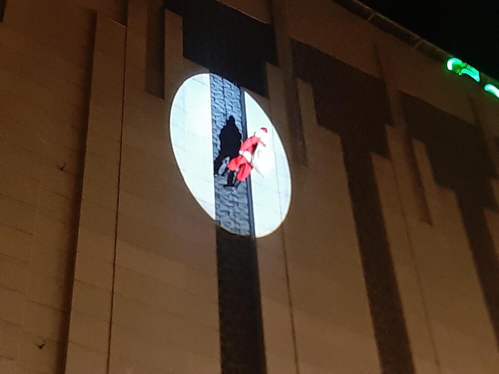 Papá Noel desciende por la fachada de El Corte Inglés