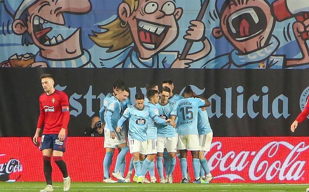 El defensa del Celta de Vigo Hugo Mallo (i) y el defensa del Osasuna José Ángel Valdés Cote (c)