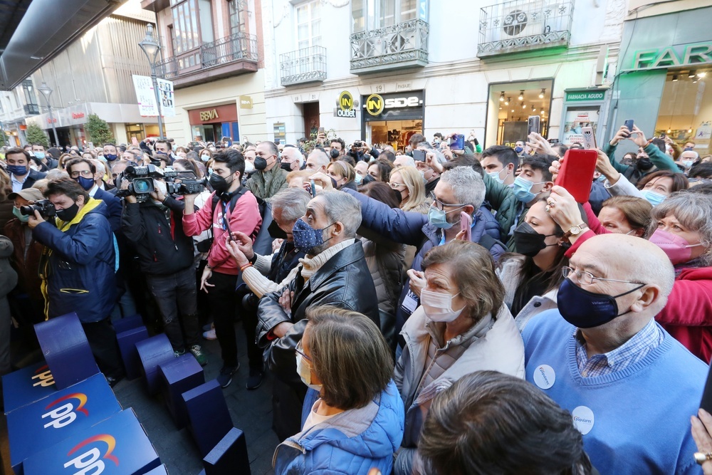 La presidenta de la Comunidad de Madrid, Isabel Díaz Ayuso, pasea por las calles de Valladolid