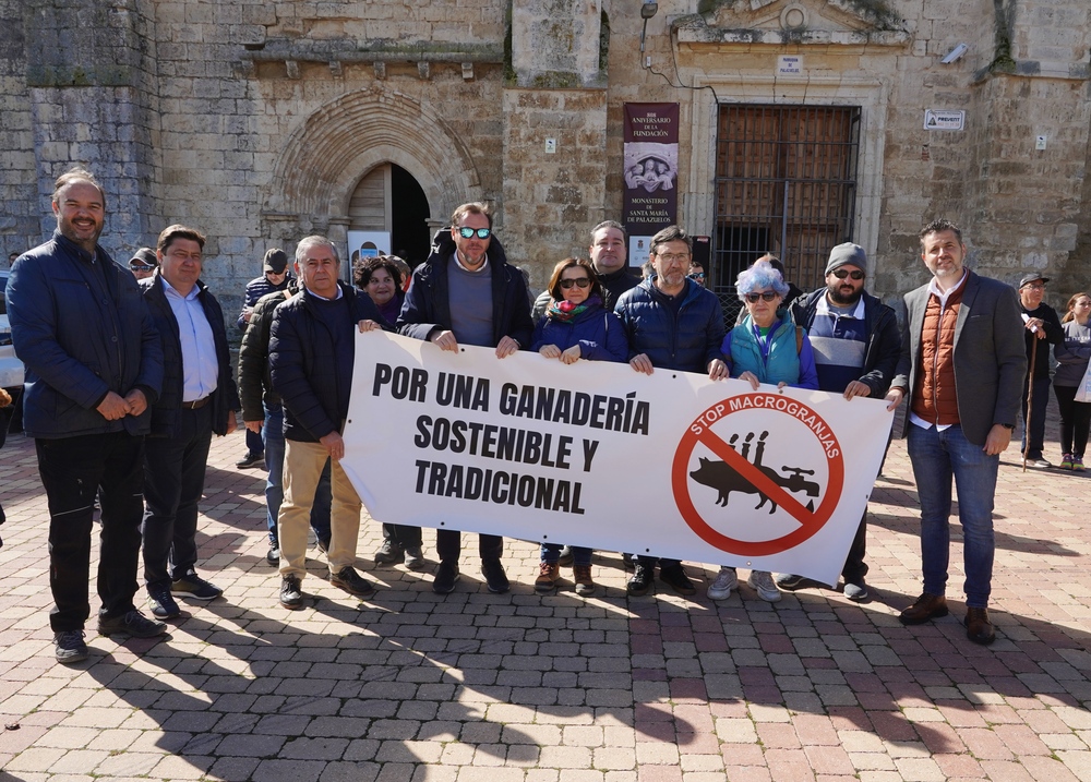 'Marcha Vecinal' contra una macrogranja porcina en el municipio de Corcos del Valle.  / MIRIAM CHACN ICAL